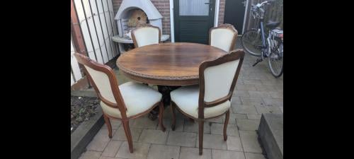 Mooie antieke eettafel met 4 stoelen.