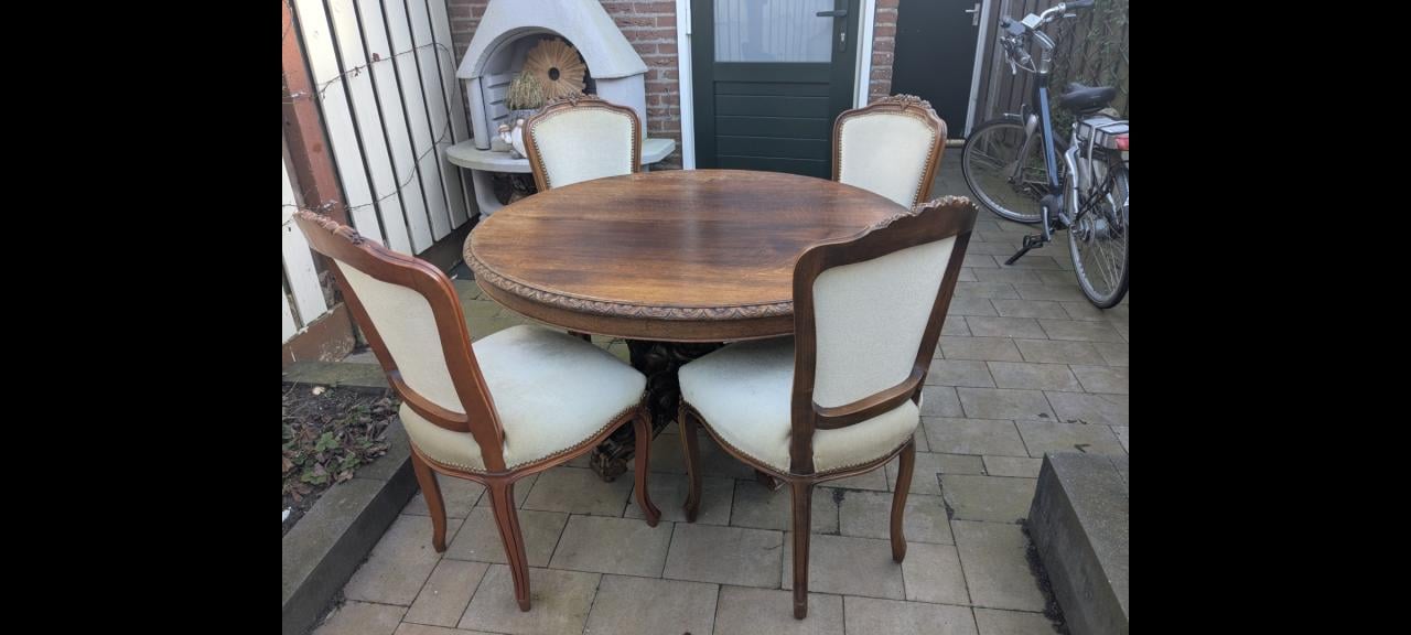 Mooie antieke eettafel met 4 stoelen.