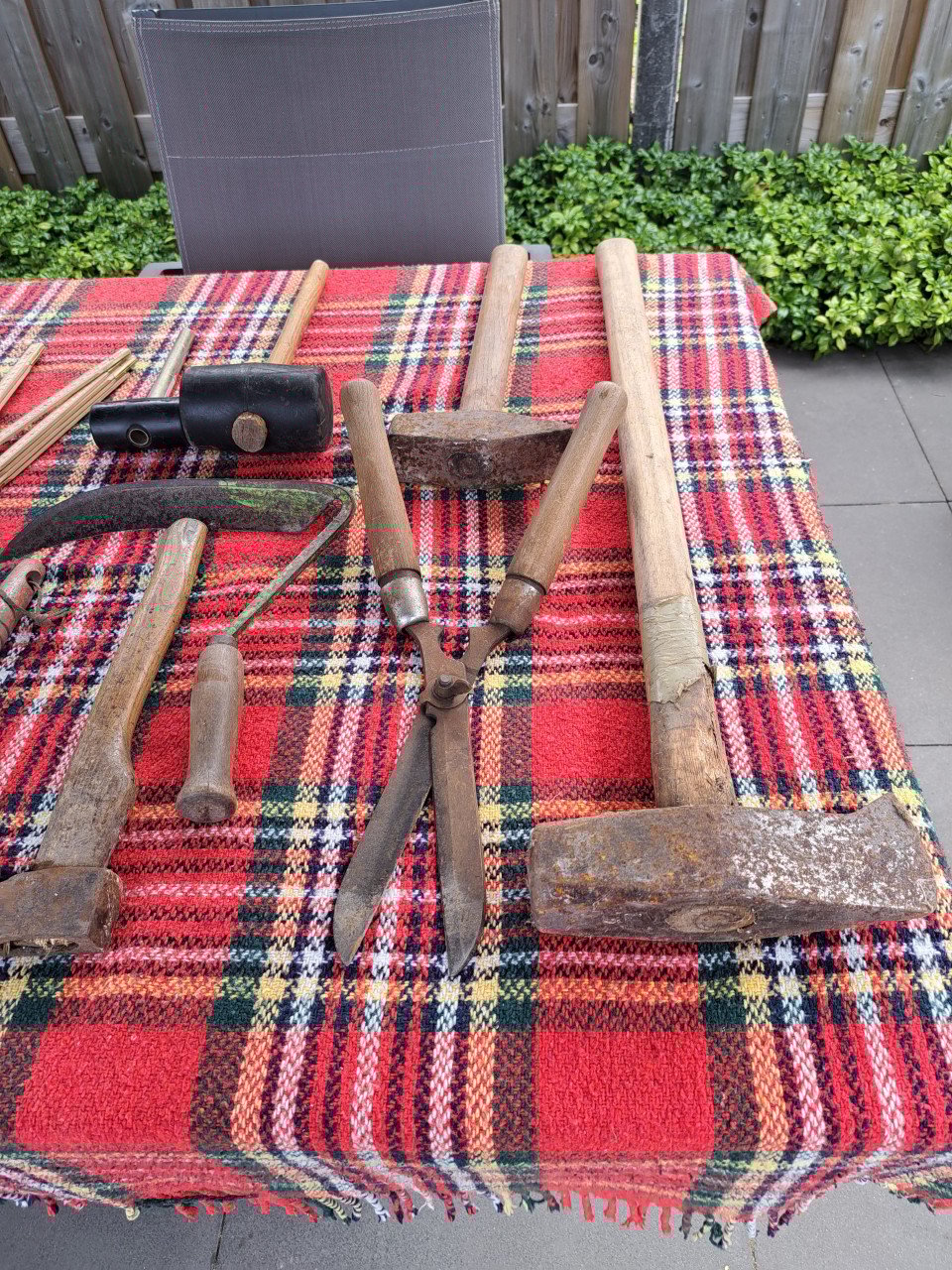 Tuingereedschap groe hamer, zeisje,  etc.