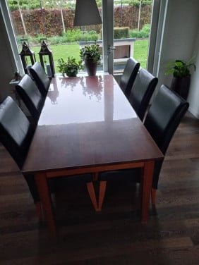 Eetkamertafel + 6 lederen stoelen