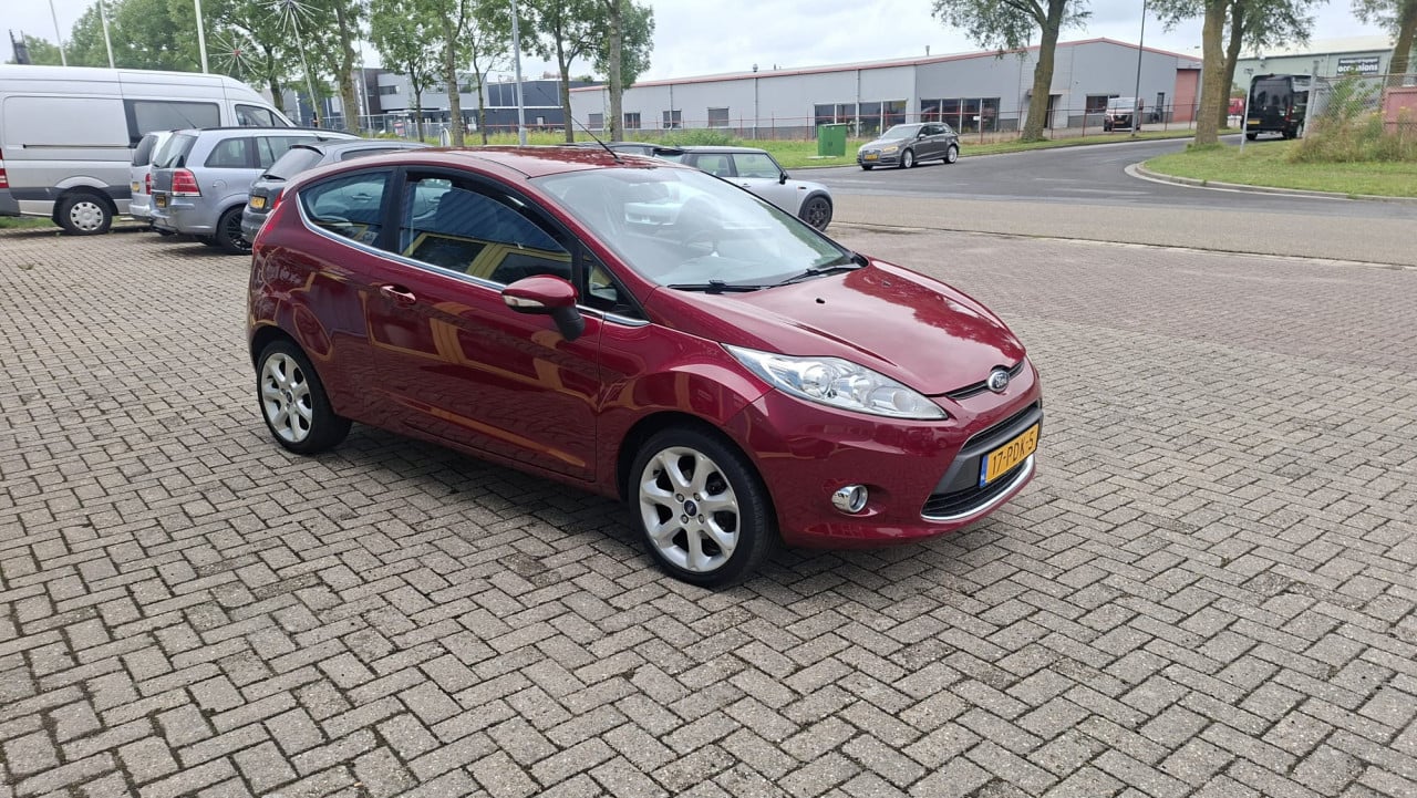 Ford  FIESTA 1.25 Titanium 3drs bj:2011 airco lm-velgen