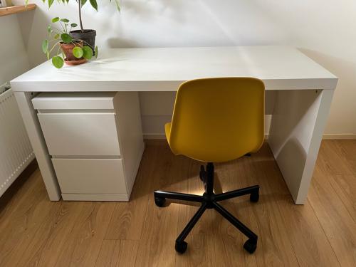 Bureau, bureaustoel en nachtkastje
