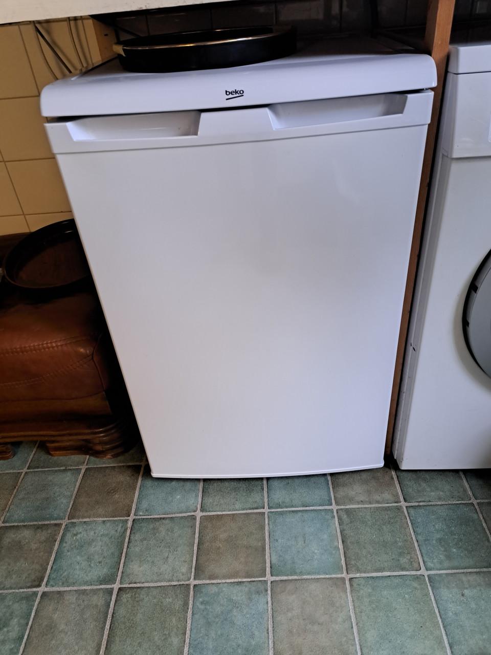 Koelkast met vriesvak. tafelmodel