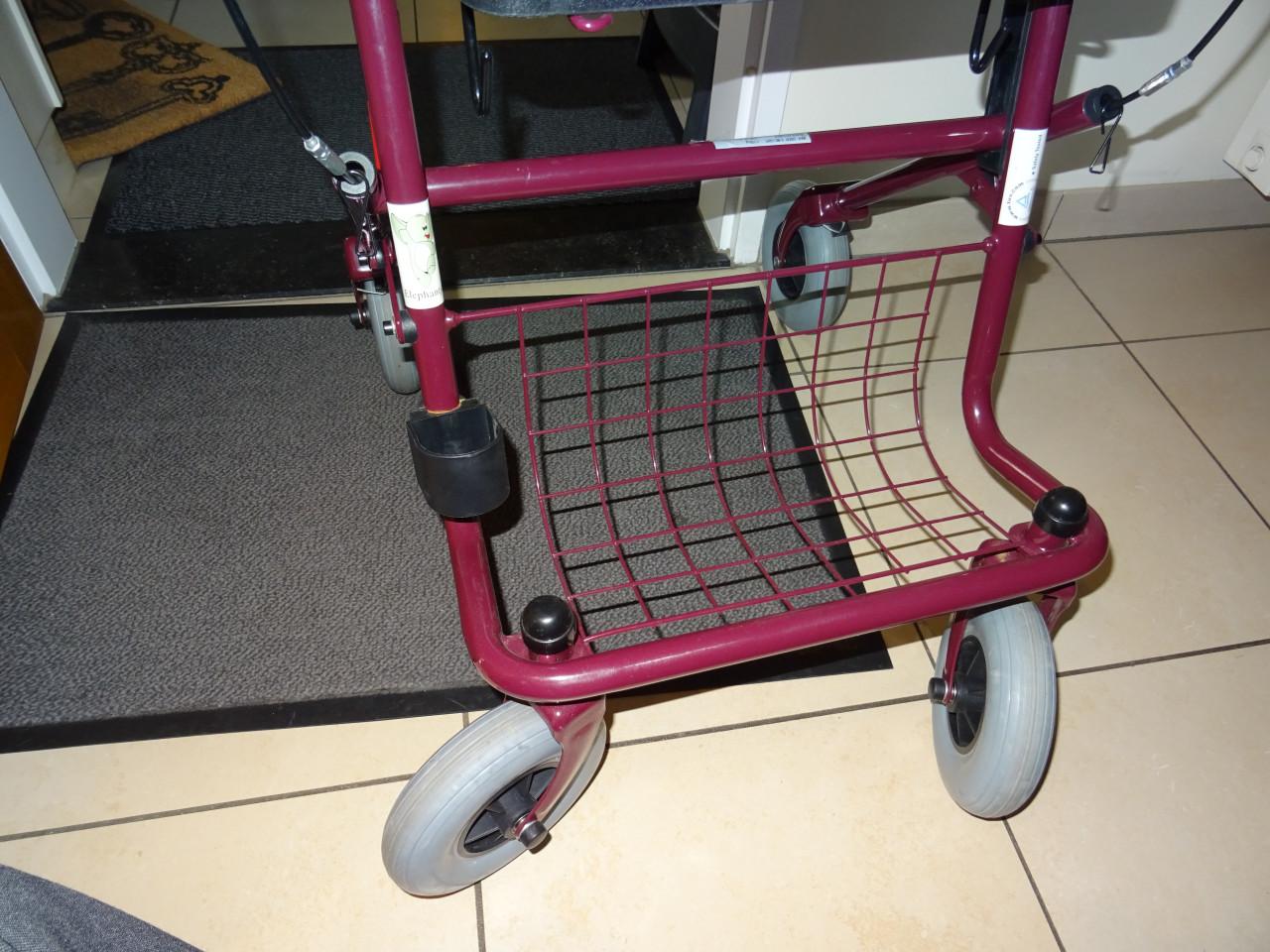 Te koop nog nieuwe rollator zie foto s een paar keer gebruikt ! op vouwbaar