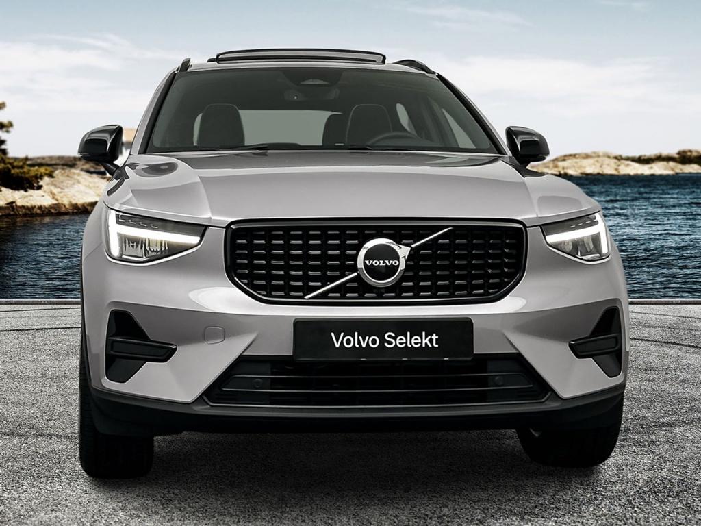Volvo XC40 b4 197pk plus dark| pano| trekhaak| camera| elek.stoelen