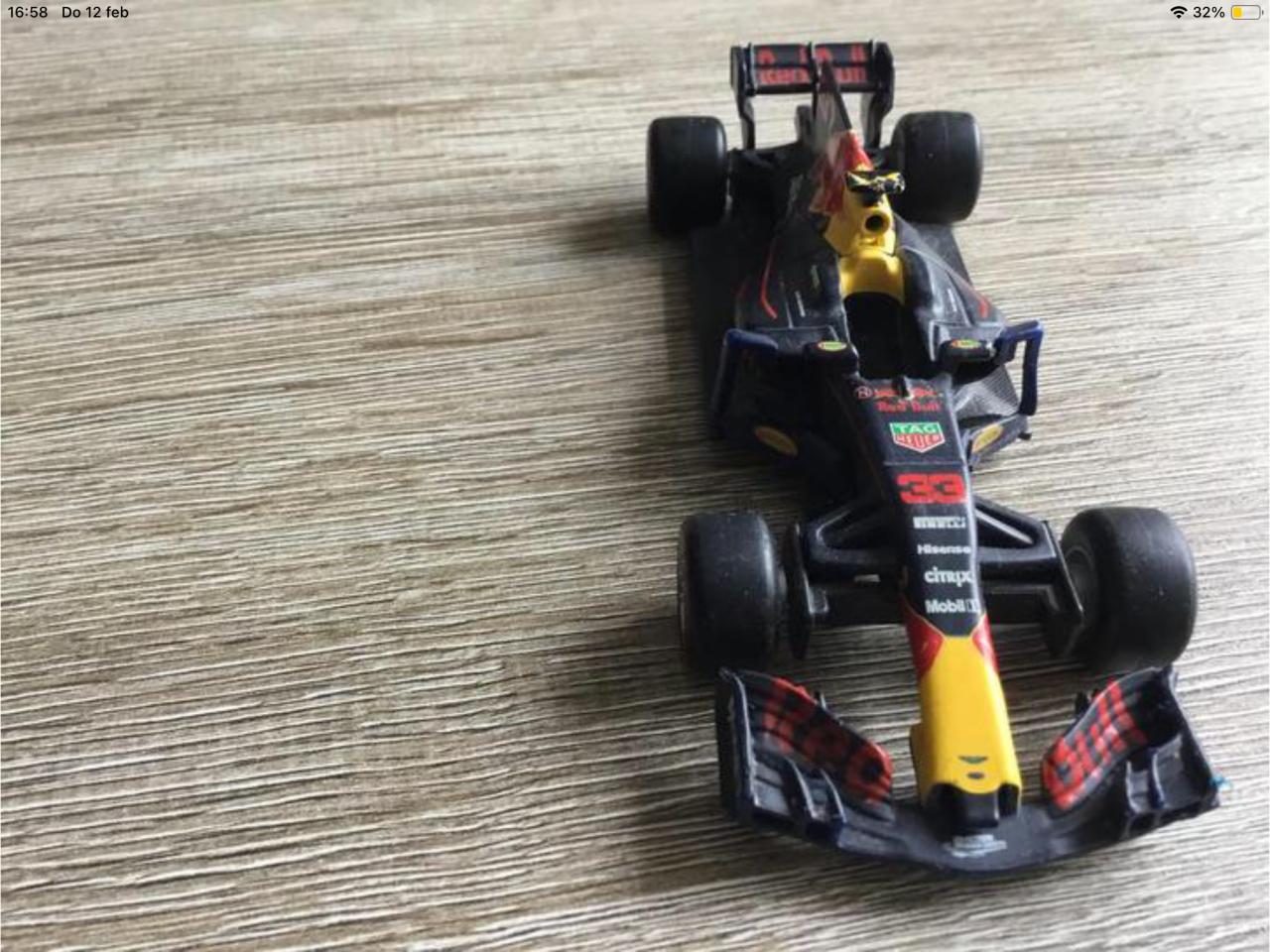 Te koop: Burago Red Bull Racing Tag Heuer RB13 - Modelauto1/32