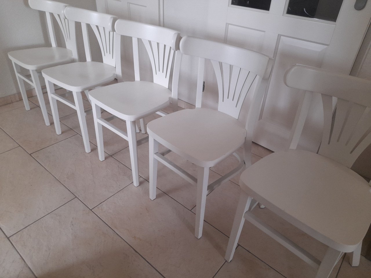 5 witte houten stoelen (in goede staat )