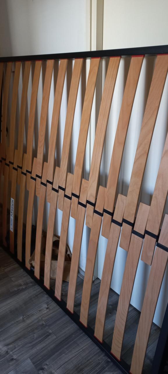 Gratis lattenbodems en eettafel