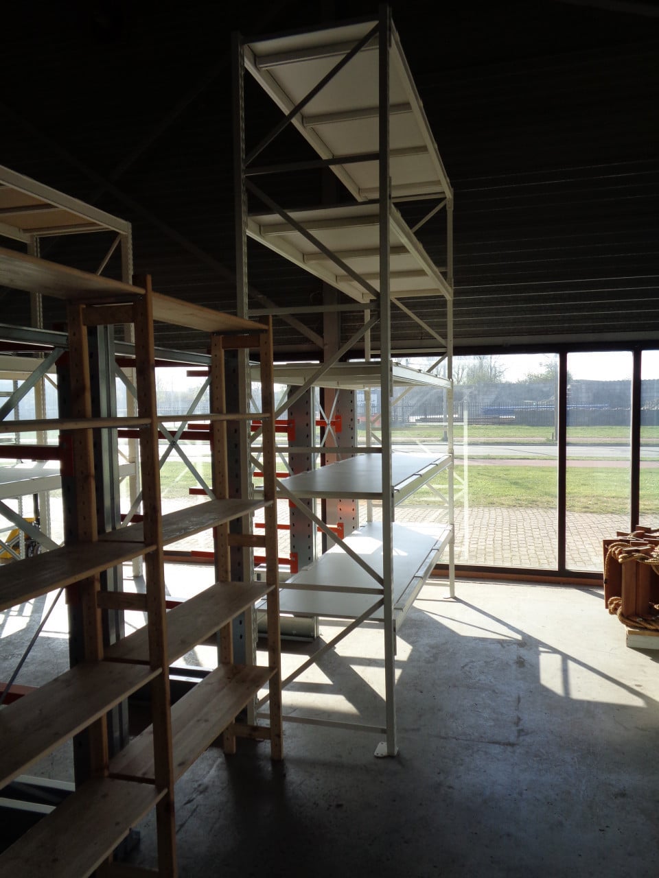 Gebruikte magazijnstelling grootvakstelling met diepteliggers en vlonders .