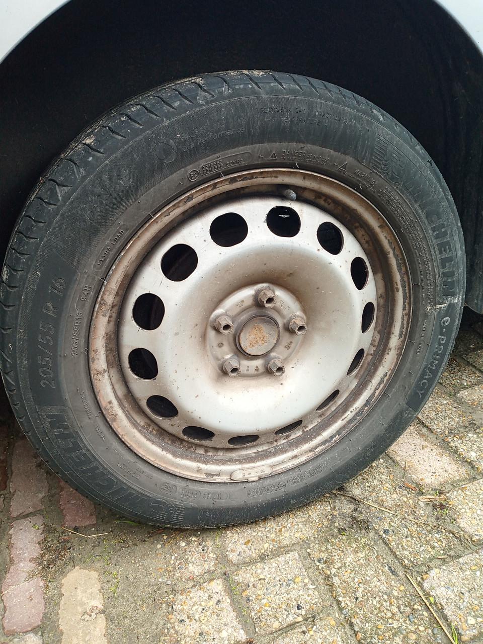 4 zomerbanden op velg 205/55 R 16 voor Caddy