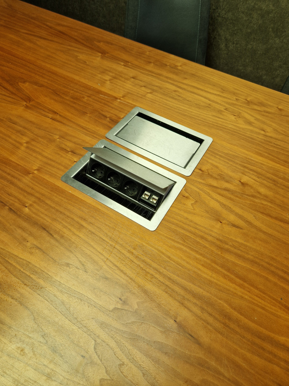 Mooie eettafel.vergadertafel, werktafell met elektriciteits aansluiting