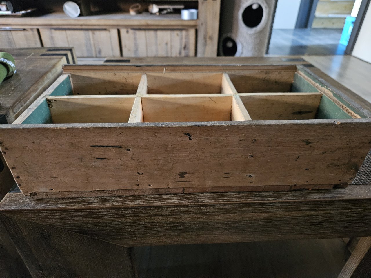Mooie grote antieke houten kist, binnenkant met vakjes....