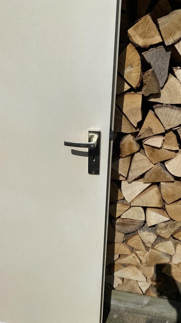 Binnendeur opdek. 201,5 x 83 cm. Inclusief deurbeslag en scharnieren.