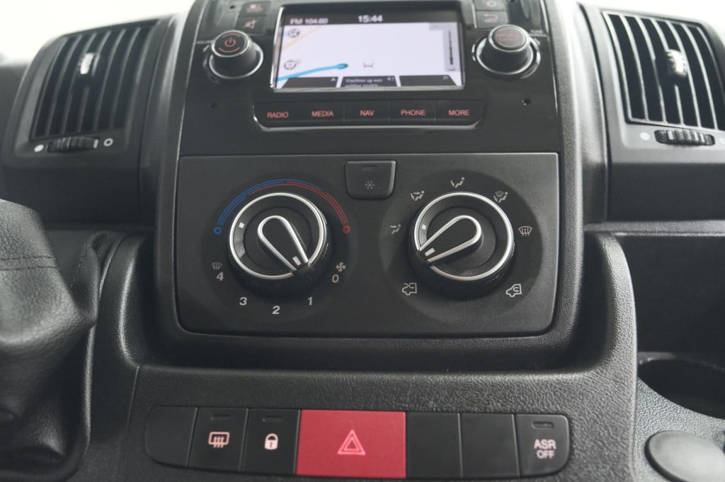 Peugeot Boxer 330 2.2 bluehdi 140 l2h2 premium | navigatie | houtenvloer in