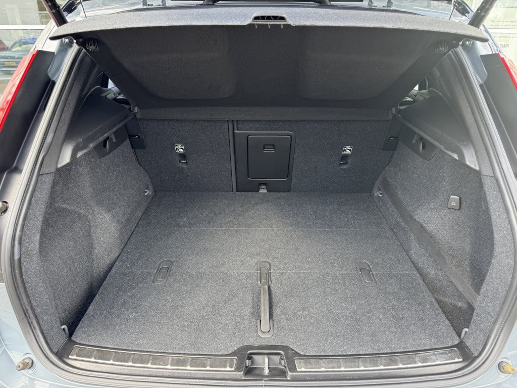 Volvo XC40 t4 190pk r-design| adap.cruise| trekhaak| stoel.verw| h&k sound