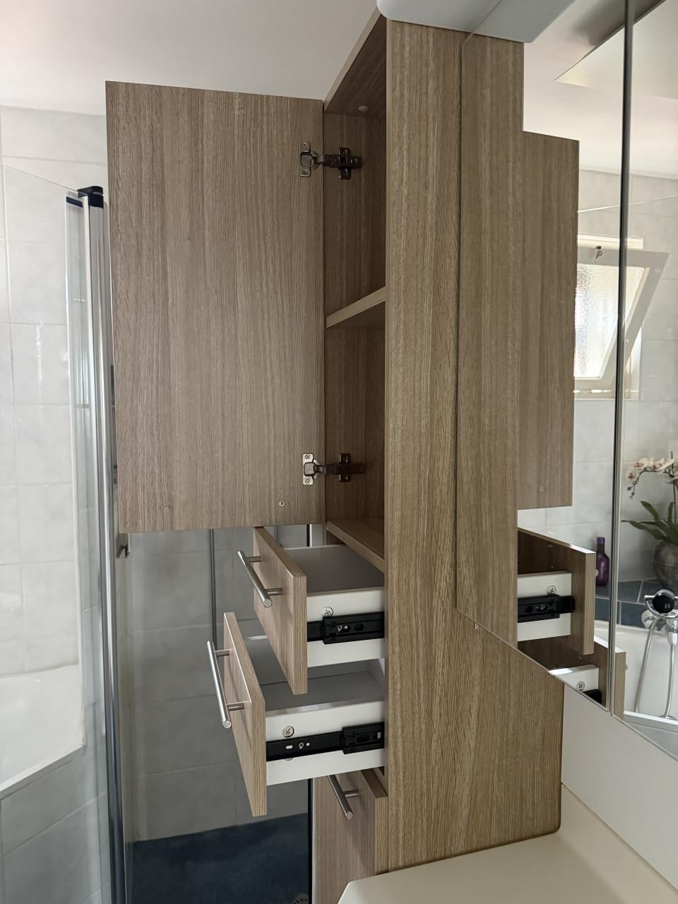 Hoge badkamerkast met lades en planken