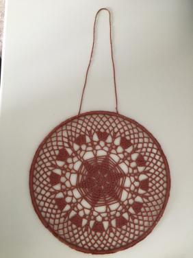 Raamhanger, bruin gehaakt Op metalen ring Diameter 28 cm