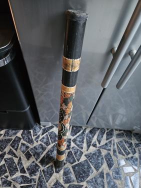 Prachtige vintage grote gedecoreerde bamboe regenmaker peru