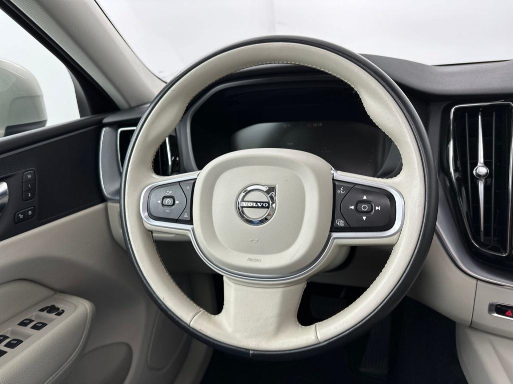 Volvo XC60 t8 390pk recharge momentum|