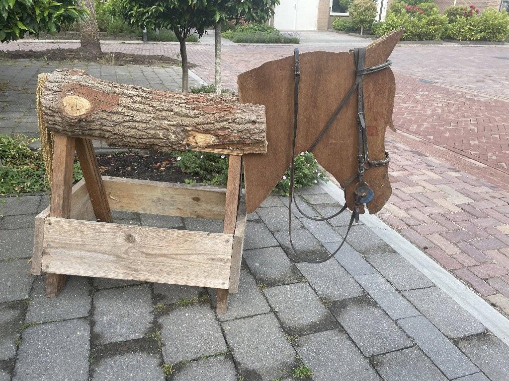 Houten speelpaard met echt zadel en hoofdstel – uniek!