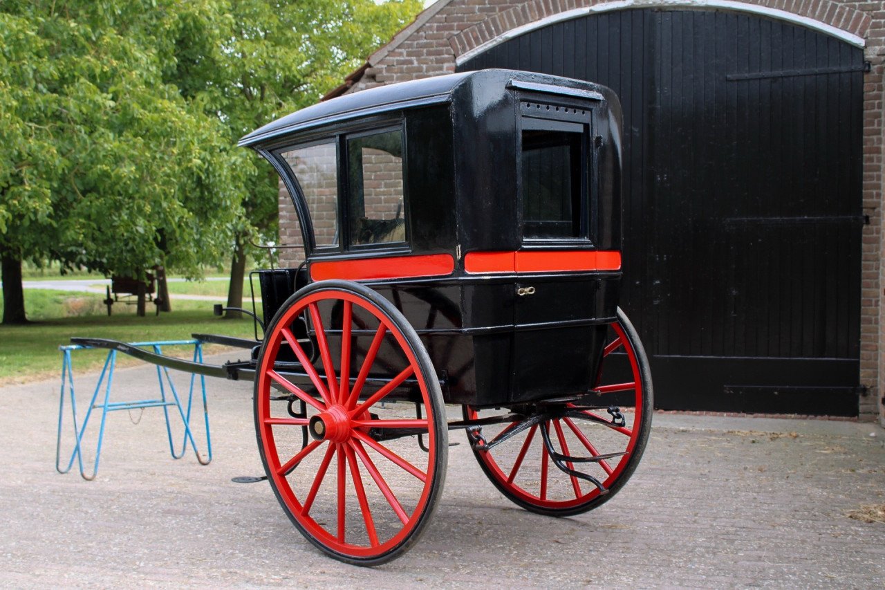 Verschillende rijtuigen en koetsen te koop