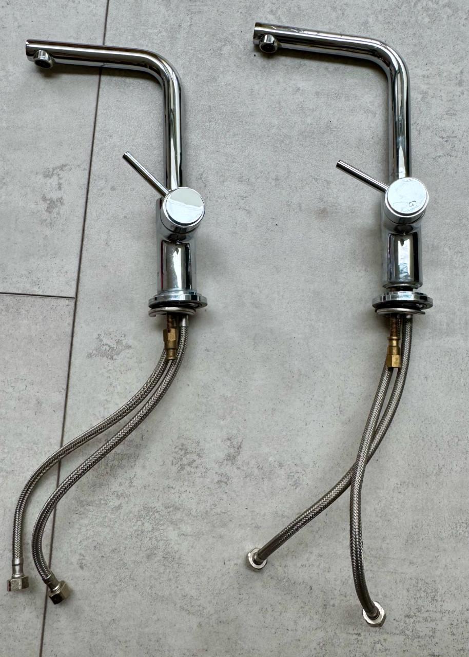 2 Gröhe wstafelkranen en 1 douchekraan en badhanddoek ophangring