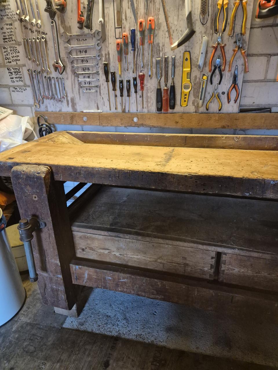 Te koop zware schoolwerkbank