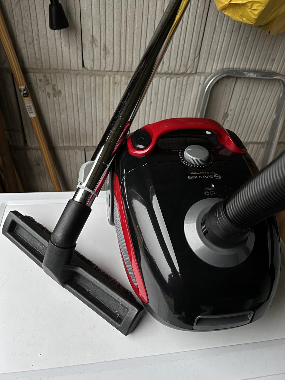 Als nieuw en zelden gebruikte Stofzuiger met stofzuigerzakken