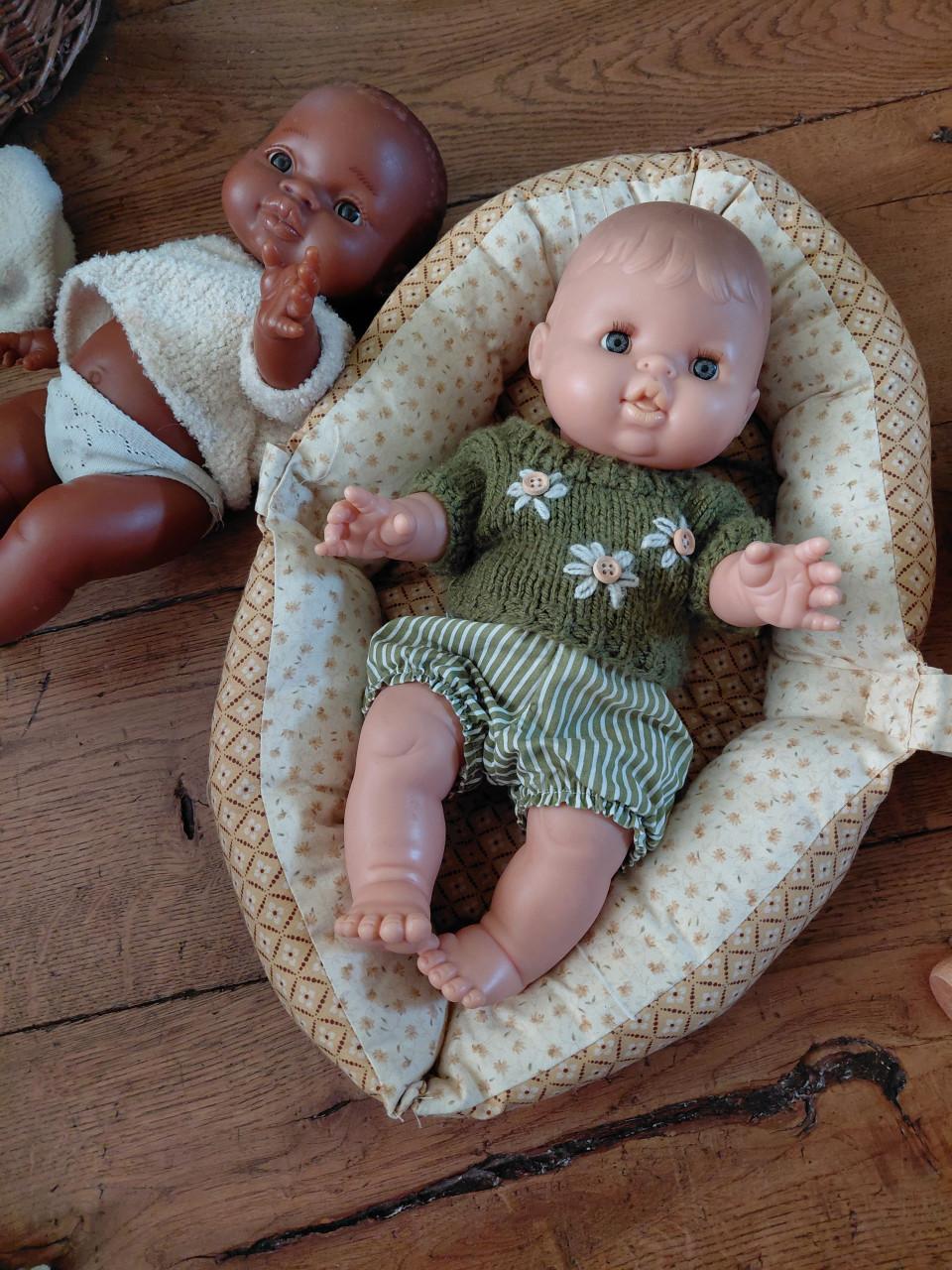 Antieke kast, 2 poppen, wieg/mozes mand, rieten stoeltjes