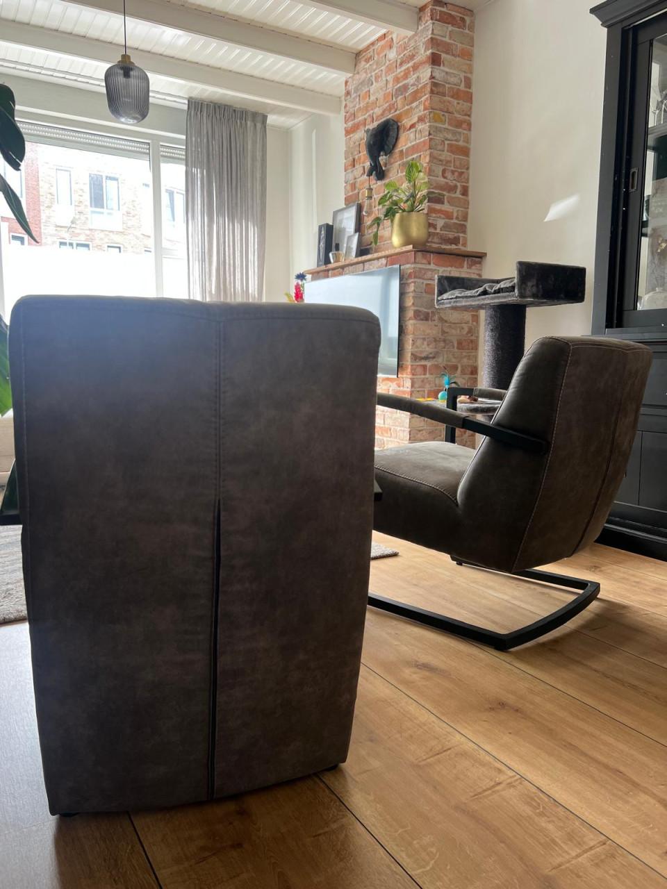 Taupe stoelen met metalen frame