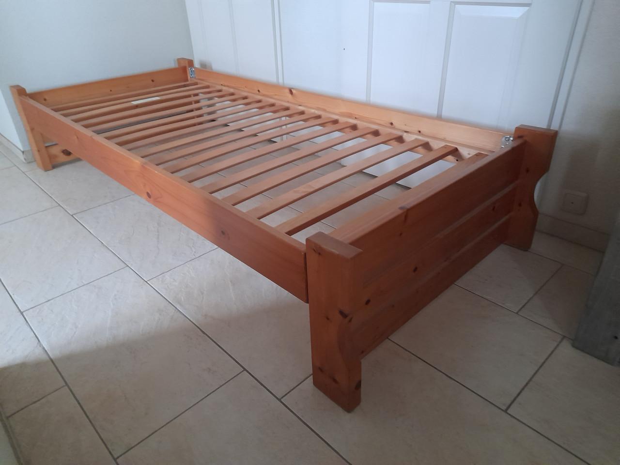 Massief houten bed 90 x 200 (in goede staat )