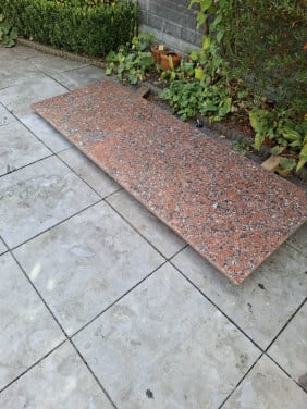 Te koop: rood granieten blad. Afm. 1850mm x 700mm x 24mm
