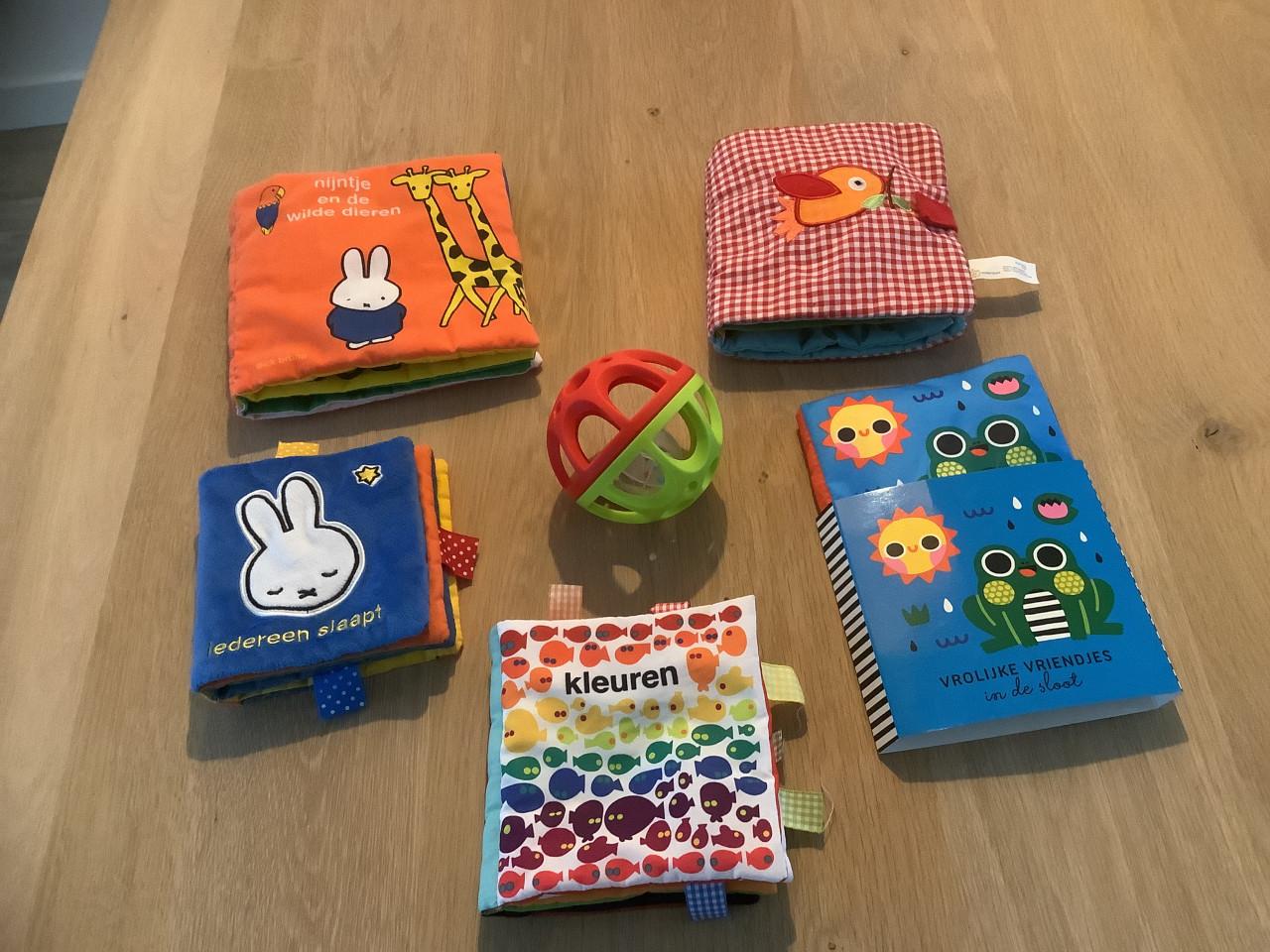 Baby Grijp/Rammel Bal + Stoffen Babyboekjes