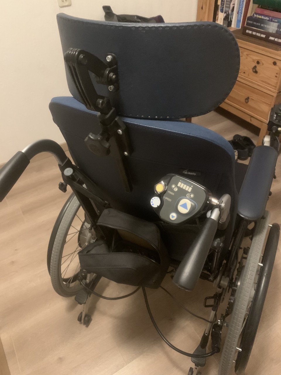 Rolstoel elektrisch voor en achter te bedienen