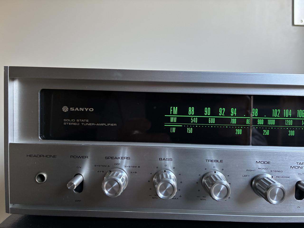 Een perfecte Sanyo tuner/versterker DCX-2500L.
