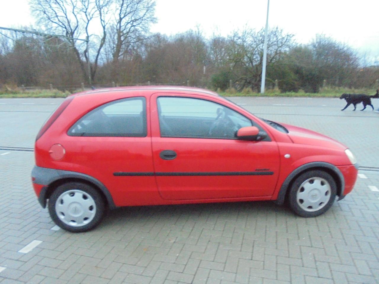 Corsa uit 2001 / 146.445 Km  N.A.P rijd goed  € 950 apk t/mmaart 2027