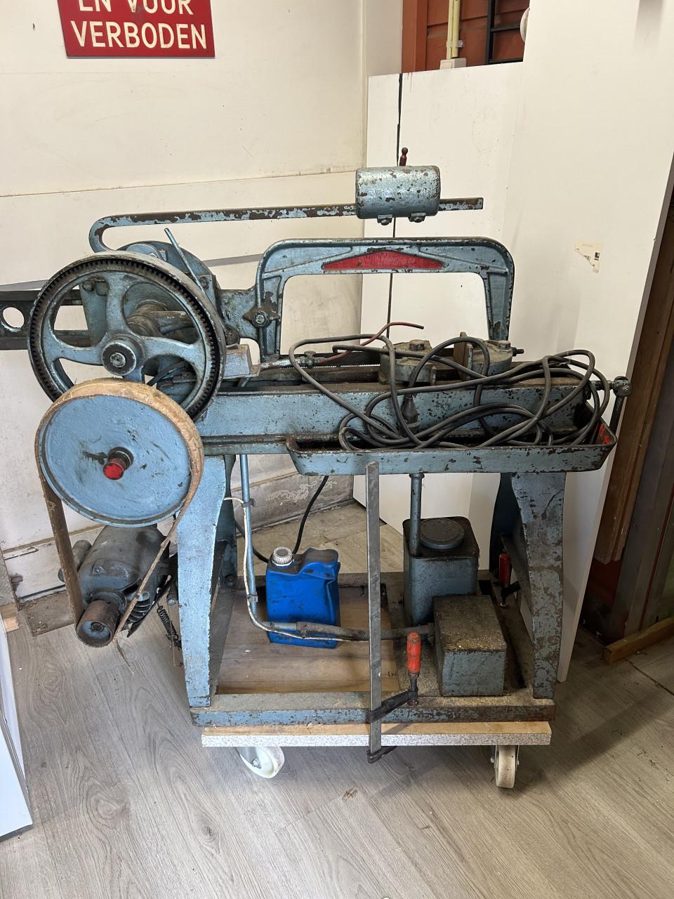 Metaal beugelzaagmachine