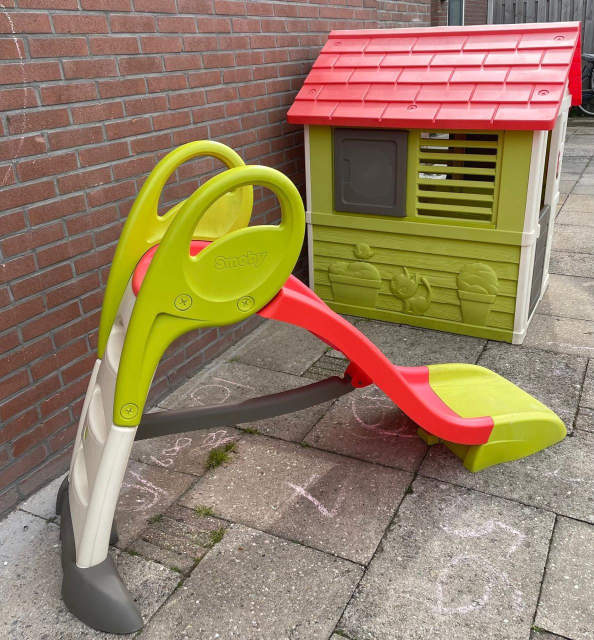 Smoby speelhuis + buitenkeuken, deurbel + ( water) glijbaan
