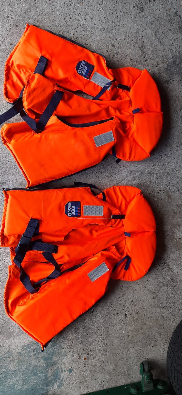 Zwemvest/reddingsvest 2 stuks merk besto maat XL 70 kilo plus