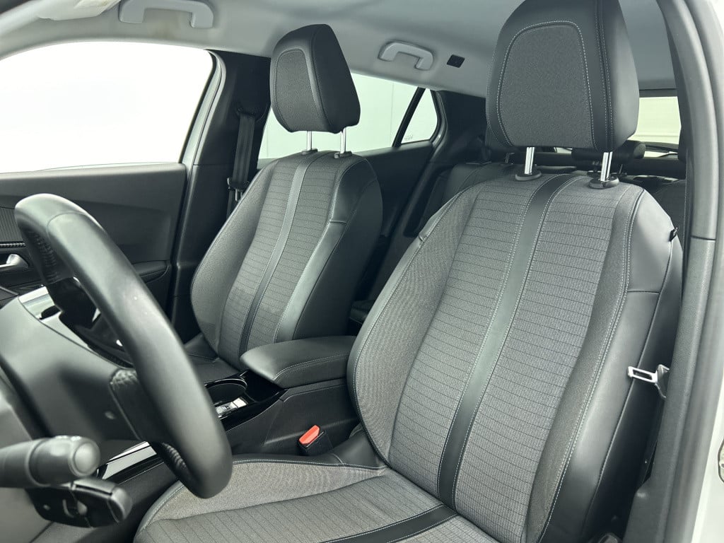 Peugeot E-2008 ev blue lease allure 50 kwh | rijklaar |