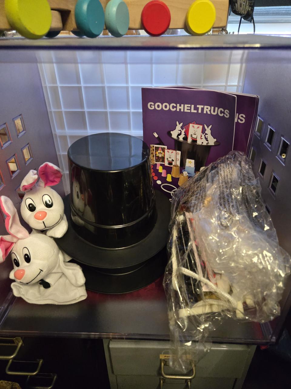 Hanky Panky Goochelhoed 1 doos 2 hoeden en bijna dubbel aantal assecoires.