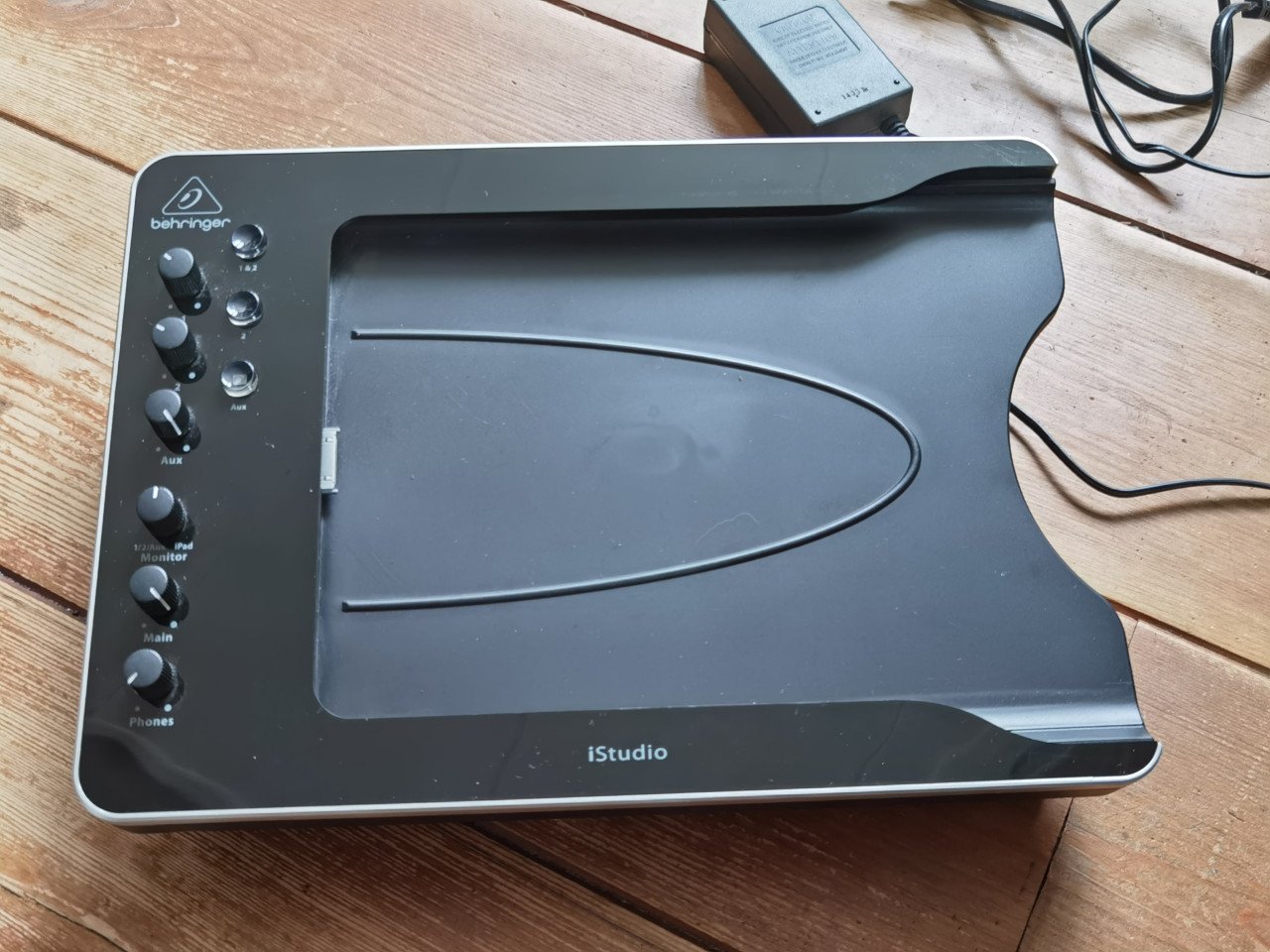 Beringer iStudio ipad docking station