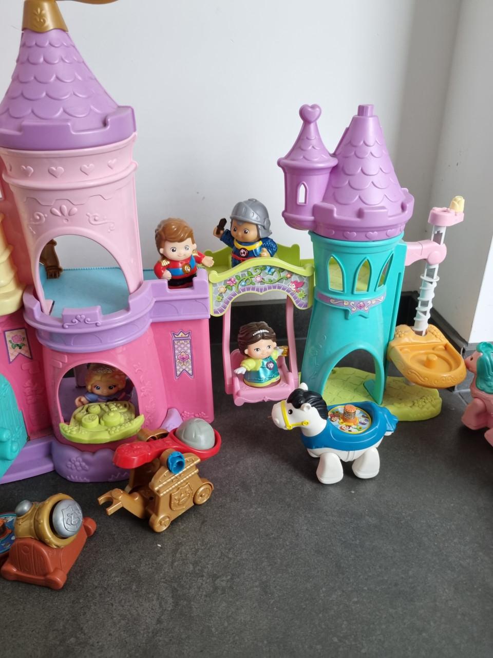 Kasteel met poppetje en paarden