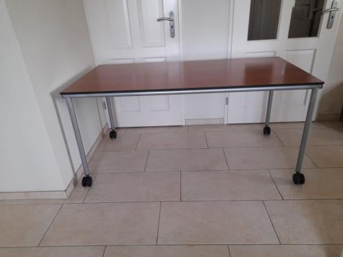 Verrijdbare Tafel / bureau  160 x 80 x 74H  ( in goede nette staat )