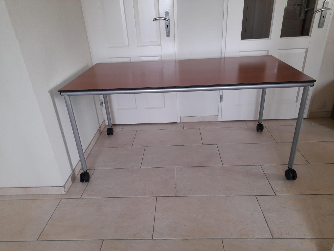 Verrijdbare Tafel / bureau  160 x 80 x 74H  ( in goede nette staat )