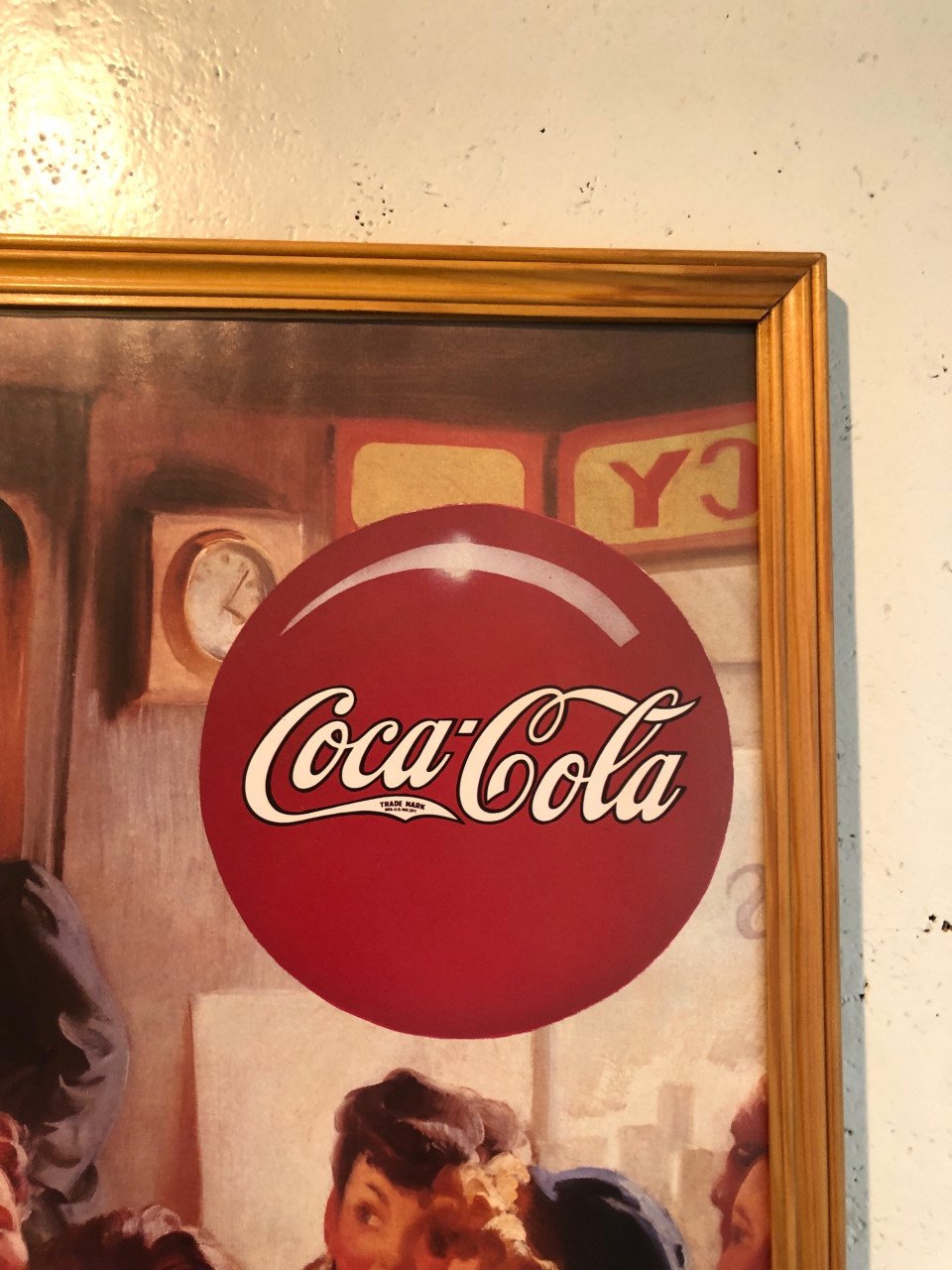 Coca cola poster ingelijst achter ontspiegeld afm 72x57cm.