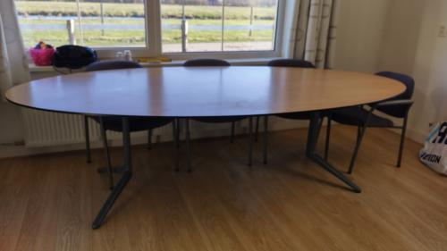 Grote vergadertafel met stoelen