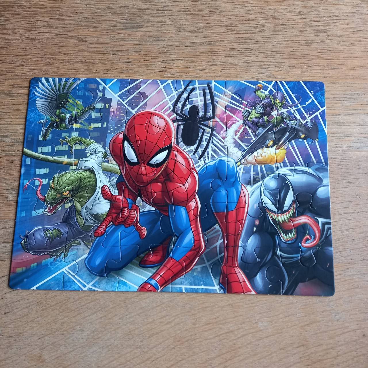 2 puzzels Mickey Mouse/Spiderman