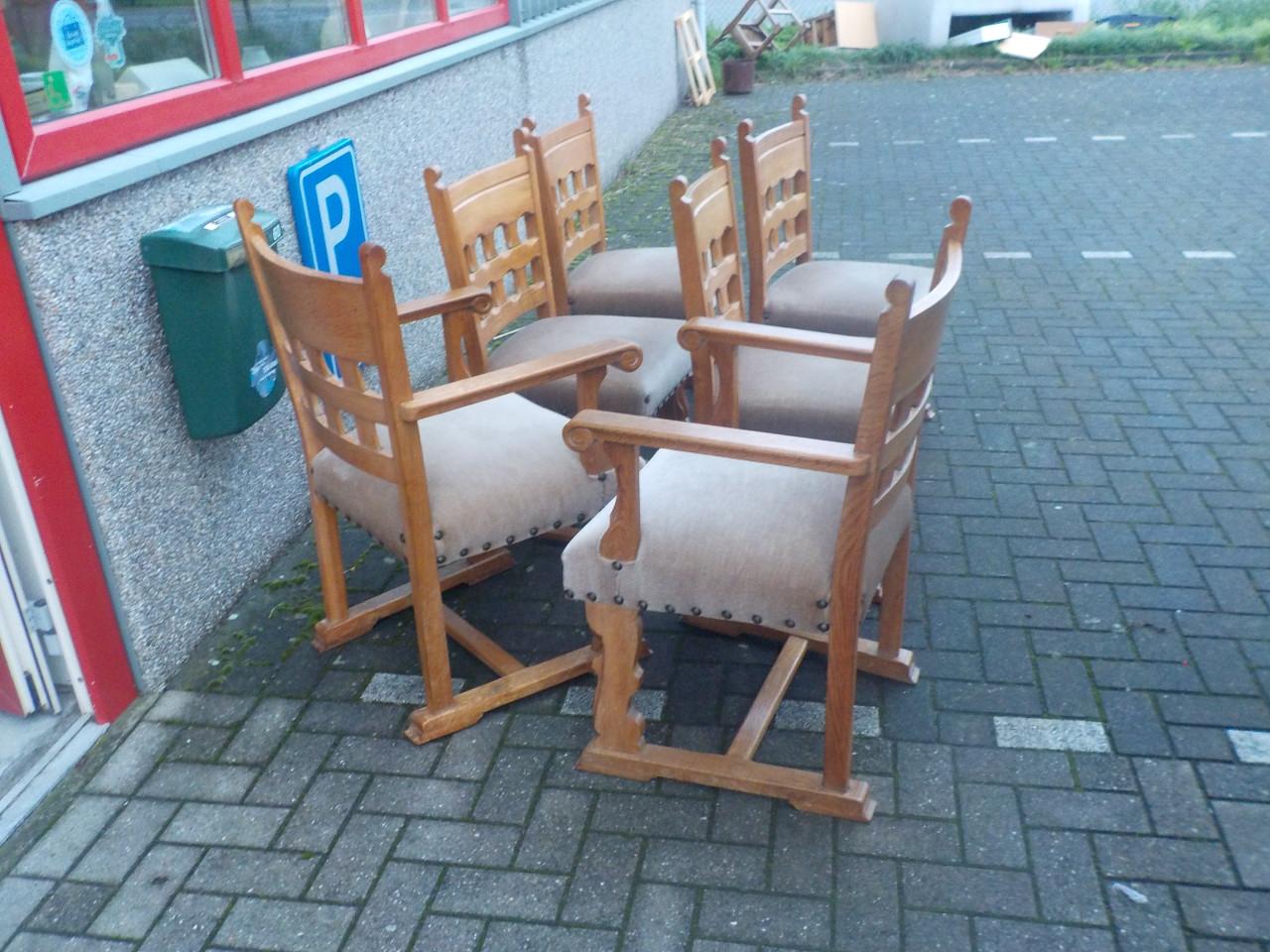 4 zeer stevige stoelen + 2 armleuning stoelen in zeer goede staat