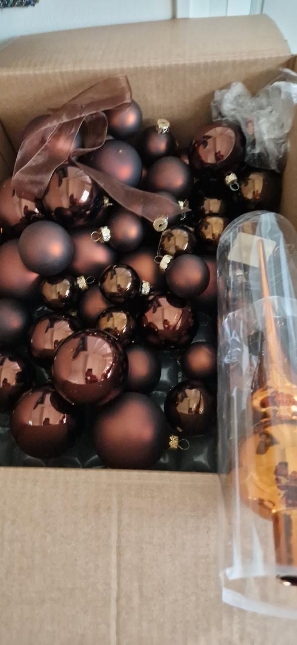 Kerstballen in  de kleuren rood, wit, zilver en bruin